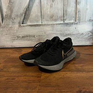 Nike react tennis shoes